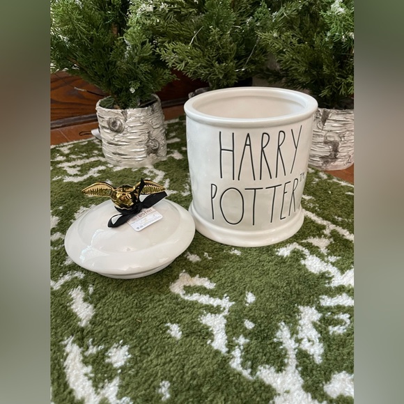 Brand NEW w/Tags Rae Dunn HARRY POTTER Canister w/Golden Snitch Lid - Picture 2 of 12